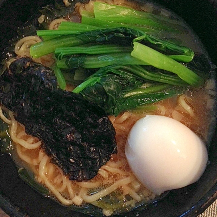 彩り豊か☆小松菜とワカメと半熟卵入りラーメン